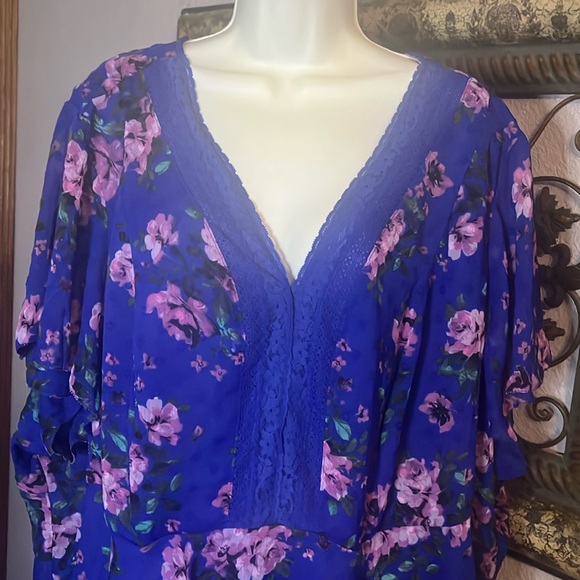 Torrid Top Blue Floral Short Sleeve Lace Trim/ Peplum NWOT Sz 5 - Picture 2 of 13